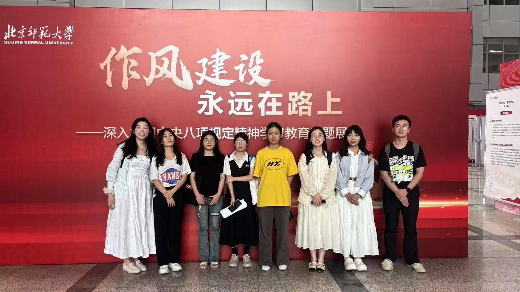 4-参观展览.jpg